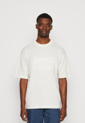 Tommy Hilfiger TOMMY HILFIGER X SHAWN MENDES ARCHIVE TEE UNISEX Print T-shirt weathered white ФУТБОЛКА TOMMY HILFIGER X SHAWN MENDES ARCHIVE UNISEX Футболка с принтом выветрившийся белый