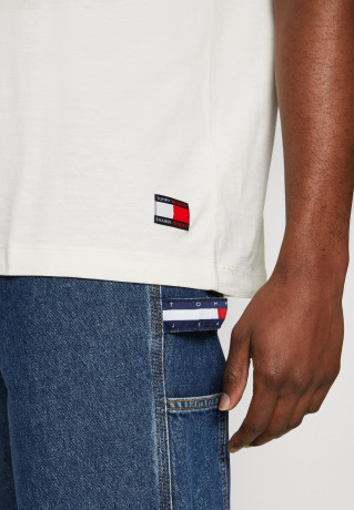 Tommy Hilfiger TOMMY HILFIGER X SHAWN MENDES ARCHIVE TEE UNISEX Print T-shirt weathered white ФУТБОЛКА TOMMY HILFIGER X SHAWN MENDES ARCHIVE UNISEX Футболка с принтом выветрившийся белый