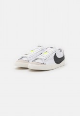 Nike Sportswear W BLAZER LOW #x27;77 JUMBO Sneaker low white/black/sail/volt/team orange W BLAZER LOW #x27;77 JUMBO Низкие кроссовки женские белый/черный/парус/вольт/команда оранжевый