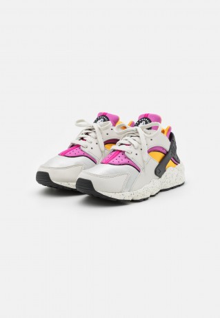 Nike Sportswear AIR HUARACHE UNISEX Sneaker low light bone/university gold/black/lethal pink AIR HUARACHE UNISEX Низкие кроссовки женские светлая кость/университетское золото/черный/смертоносно-розовый