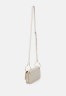 Tommy Hilfiger CHIC CROSSOVER Across body bag sugarcane CHIC CROSSOVER Сумка через плечо сахарный тростник