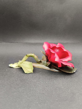 Статуэтка винтажная Capodimonte "Красная роза на веточке", фарфор, 18 х 7 см, Италия, 1960-70гг.