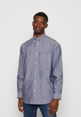 Tommy Hilfiger TOMMY HILFIGER X SHAWN MENDES OXFORD ARCHIVE SHIRT UNISEX Shirt blue coast TOMMY HILFIGER X SHAWN MENDES OXFORD ARCHIVE РУБАШКА УНИСЕКС Рубашка голубое побережье