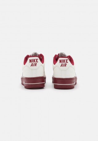 Nike Sportswear WMNS AIR FORCE 1 07 SE XCAT Sneaker low sail/team red/metallic gold/black WMNS AIR FORCE 1 07 SE XCAT Низкие кроссовки женские парус/командный красный/золотой металлик/черный