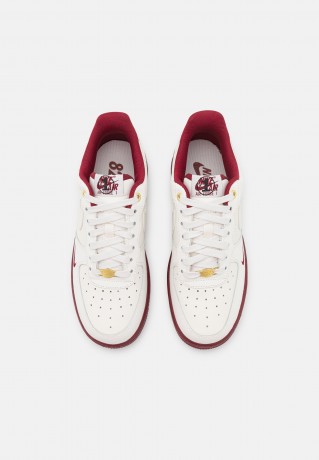 Nike Sportswear WMNS AIR FORCE 1 07 SE XCAT Sneaker low sail/team red/metallic gold/black WMNS AIR FORCE 1 07 SE XCAT Низкие кроссовки женские парус/командный красный/золотой металлик/черный