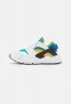 Nike Sportswear AIR HUARACHE UNISEX Sneaker low white/blue/emerald AIR HUARACHE UNISEX Низкие кроссовки женские белый/синий/изумрудный