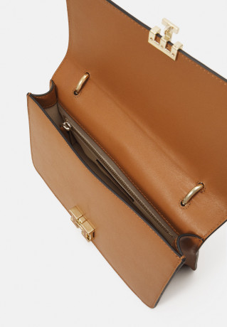 Tommy Hilfiger PUSHLOCK CROSSOVER Across body bag tan PUSHLOCK CROSSOVER Сумка через плечо загар