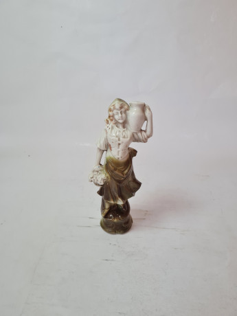 Статуэтка винтажная, бело-зеленый фарфор "Женщина с корзиной и кувшином для воды", 17 x 7 см, Германия, 1960-70гг.