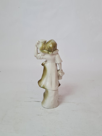 Статуэтка винтажная, бело-зеленый фарфор "Женщина с корзиной и кувшином для воды", 17 x 7 см, Германия, 1960-70гг.