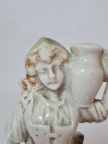 Статуэтка винтажная, бело-зеленый фарфор "Женщина с корзиной и кувшином для воды", 17 x 7 см, Германия, 1960-70гг.