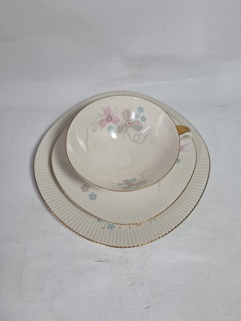 Чайное трио винтажное PMR Jaeger&Co Bavaria с нежными абстрактными цветами, ребристая фактура тарелок, фарфор, Германия, 1960-70гг.