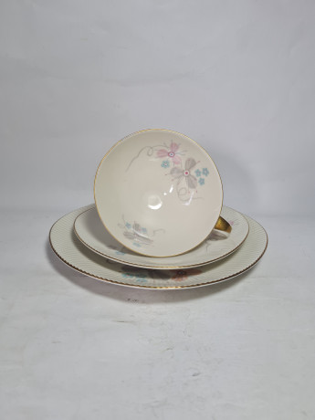 Чайное трио винтажное PMR Jaeger&Co Bavaria с нежными абстрактными цветами, ребристая фактура тарелок, фарфор, Германия, 1960-70гг.