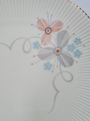 Чайное трио винтажное PMR Jaeger&Co Bavaria с нежными абстрактными цветами, ребристая фактура тарелок, фарфор, Германия, 1960-70гг.