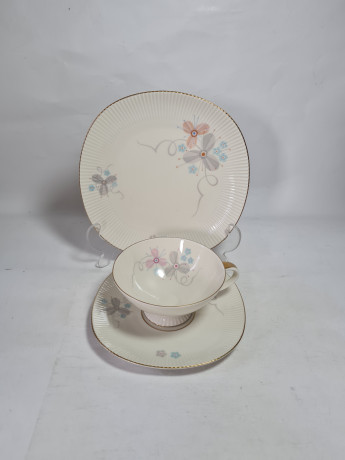 Чайное трио винтажное PMR Jaeger&Co Bavaria с нежными абстрактными цветами, ребристая фактура тарелок, фарфор, Германия, 1960-70гг.