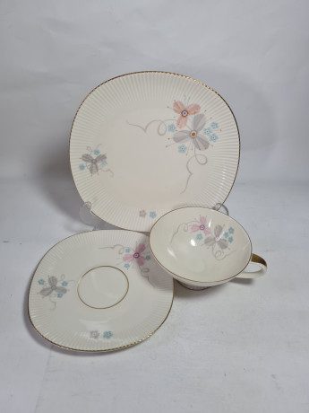 Чайное трио винтажное PMR Jaeger&Co Bavaria с нежными абстрактными цветами, ребристая фактура тарелок, фарфор, Германия, 1960-70гг.