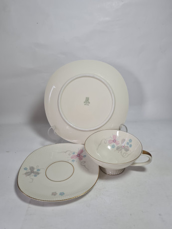 Чайное трио винтажное PMR Jaeger&Co Bavaria с нежными абстрактными цветами, ребристая фактура тарелок, фарфор, Германия, 1960-70гг.