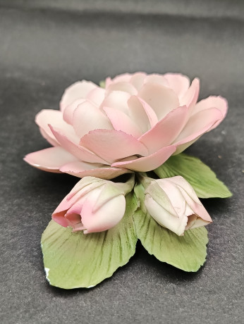 Статуэтка винтажная The Franklin Mint "Роза Mme Pierre Oger", в розово-белых тонах, бисквитный фарфор, 16 х 6 см, Италия, 1985 год.