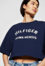 Tommy Hilfiger TOMMY HILFIGER X SHAWN MENDES GRAPHIC CROPPED TEE  Print T-shirt carbon navy УКОРОЧЕННАЯ ФУТБОЛКА TOMMY HILFIGER X SHAWN MENDES GRAPHIC Футболка с принтом углеродный флот
