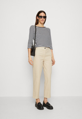 Tommy Hilfiger TAPERED PANT Chinos light sandalwood ЗАУЖЕННЫЕ БРЮКИ Брюки чинос светлое сандаловое дерево