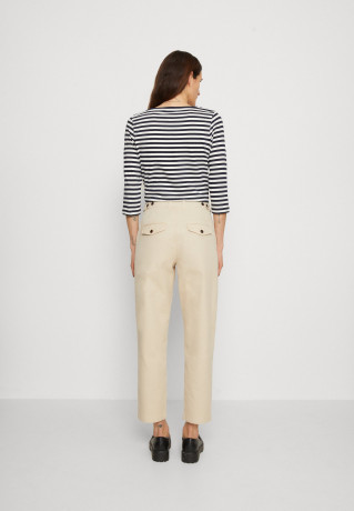 Tommy Hilfiger TAPERED PANT Chinos light sandalwood ЗАУЖЕННЫЕ БРЮКИ Брюки чинос светлое сандаловое дерево