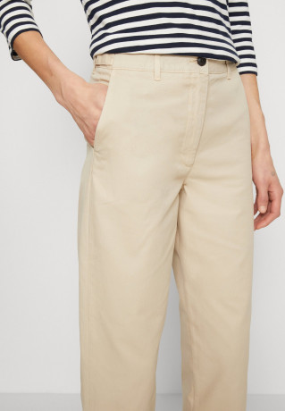 Tommy Hilfiger TAPERED PANT Chinos light sandalwood ЗАУЖЕННЫЕ БРЮКИ Брюки чинос светлое сандаловое дерево