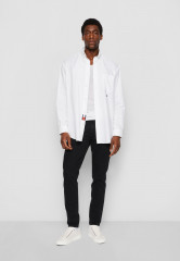 Tommy Hilfiger TOMMY HILFIGER X SHAWN MENDES OXFORD ARCHIVE SHIRT UNISEX Shirt optic white TOMMY HILFIGER X SHAWN MENDES OXFORD ARCHIVE РУБАШКА УНИСЕКС Рубашка оптический белый