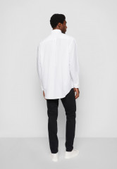 Tommy Hilfiger TOMMY HILFIGER X SHAWN MENDES OXFORD ARCHIVE SHIRT UNISEX Shirt optic white TOMMY HILFIGER X SHAWN MENDES OXFORD ARCHIVE РУБАШКА УНИСЕКС Рубашка оптический белый