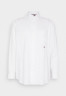 Tommy Hilfiger TOMMY HILFIGER X SHAWN MENDES OXFORD ARCHIVE SHIRT UNISEX Shirt optic white TOMMY HILFIGER X SHAWN MENDES OXFORD ARCHIVE РУБАШКА УНИСЕКС Рубашка оптический белый