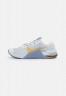Nike Performance METCON 7 Sneaker low pure platinum/metallic gold coin/ashen slate/aluminum/thunder blue METCON 7 кроссовки женские низкие чистая платина/металлическая золотая монета/пепельный сланец/алюминий/синий гром