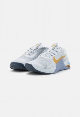 Nike Performance METCON 7 Sneaker low pure platinum/metallic gold coin/ashen slate/aluminum/thunder blue METCON 7 кроссовки женские низкие чистая платина/металлическая золотая монета/пепельный сланец/алюминий/синий гром