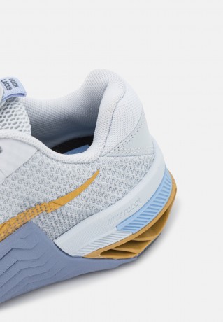 Nike Performance METCON 7 Sneaker low pure platinum/metallic gold coin/ashen slate/aluminum/thunder blue METCON 7 кроссовки женские низкие чистая платина/металлическая золотая монета/пепельный сланец/алюминий/синий гром