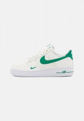 Nike Sportswear WMNS AIR FORCE 1 07 SE XCAT Sneaker low sail/malachite/white/gold WMNS AIR FORCE 1 07 SE XCAT Низкие кроссовки женские парус/малахит/белый/золото