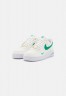 Nike Sportswear WMNS AIR FORCE 1 07 SE XCAT Sneaker low sail/malachite/white/gold WMNS AIR FORCE 1 07 SE XCAT Низкие кроссовки женские парус/малахит/белый/золото