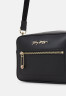 Tommy Hilfiger ICONIC CAMERA BAG Across body bag black ICONIC CAMERA BAG Сумка через плечо черный