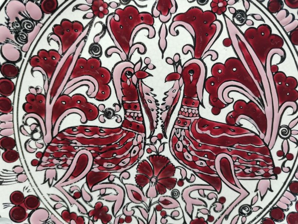 DAKAS CERAMIC, Коллекционная керамическая тарелка "Павлины" в бордовом декоре, 18см, Родос Греция 1970г.