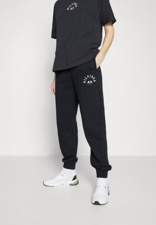 Tommy Hilfiger RELAXED GRAPHIC PANT Tracksuit bottoms desert sky RELAXED GRAPHIC PANT Спортивные штаны небо пустыни