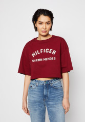 Tommy Hilfiger TOMMY HILFIGER X SHAWN MENDES GRAPHIC CROPPED TEE  Print T-shirt rouge УКОРОЧЕННАЯ ФУТБОЛКА TOMMY HILFIGER X SHAWN MENDES GRAPHIC Футболка с принтом румяна