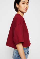 Tommy Hilfiger TOMMY HILFIGER X SHAWN MENDES GRAPHIC CROPPED TEE  Print T-shirt rouge УКОРОЧЕННАЯ ФУТБОЛКА TOMMY HILFIGER X SHAWN MENDES GRAPHIC Футболка с принтом румяна