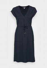 Tommy Hilfiger WRAP KNEE DRESS CAP Day dress desert sky ПЛАТЬЕ С ЗАПАХОМ НА КОЛЕНАХ Повседневное платье небо пустыни
