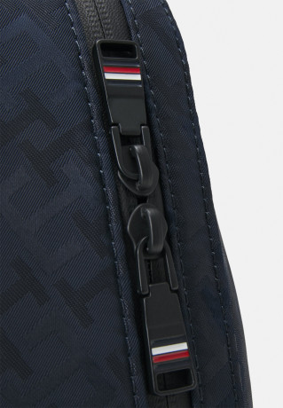 Tommy Hilfiger ELEVATED MONO BACKPACK UNISEX Rucksack space blue ПОВЫШЕННЫЙ РЮКЗАК МОНО УНИСЕКС Рюкзак космический синий