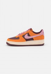 Nike Sportswear WMNS AIR FORCE 1 07 ESO Sneaker low magma orange/elemental pink/burgundy crush/pearl white WMNS AIR FORCE 1 07 ESO Низкие кроссовки женские Оранжевая магма/розовый элемент/бордовый сокрушительный/жемчужно-белый