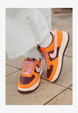 Nike Sportswear WMNS AIR FORCE 1 07 ESO Sneaker low magma orange/elemental pink/burgundy crush/pearl white WMNS AIR FORCE 1 07 ESO Низкие кроссовки женские Оранжевая магма/розовый элемент/бордовый сокрушительный/жемчужно-белый