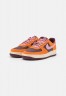 Nike Sportswear WMNS AIR FORCE 1 07 ESO Sneaker low magma orange/elemental pink/burgundy crush/pearl white WMNS AIR FORCE 1 07 ESO Низкие кроссовки женские Оранжевая магма/розовый элемент/бордовый сокрушительный/жемчужно-белый