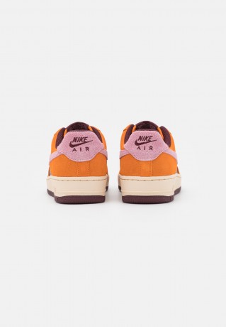 Nike Sportswear WMNS AIR FORCE 1 07 ESO Sneaker low magma orange/elemental pink/burgundy crush/pearl white WMNS AIR FORCE 1 07 ESO Низкие кроссовки женские Оранжевая магма/розовый элемент/бордовый сокрушительный/жемчужно-белый