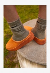 Nike Sportswear W AF1 LOVER XX Pantolette flach cinder orange W AF1 LOVER XX Мюли на плоской подошве пепельный апельсин