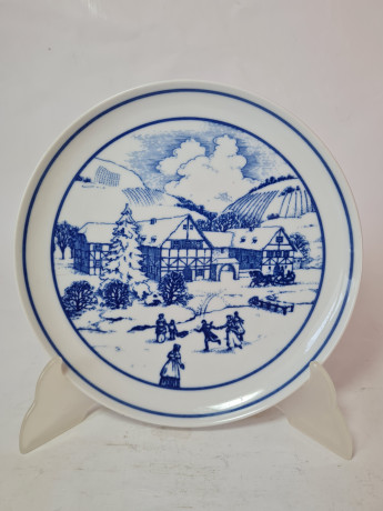 Сервировочная тарелка винтажная Hutschenreuther в бело-синих тонах "Зимний день", 20 x 2,5 см, Германия, 1960-70гг.