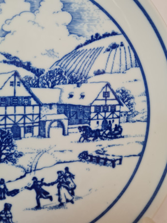Сервировочная тарелка винтажная Hutschenreuther в бело-синих тонах "Зимний день", 20 x 2,5 см, Германия, 1960-70гг.