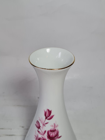 Ваза винтажная Royal KPM Bavaria, белый фарфор "Красные розы", 19 x 8 см / 3 см, Германия, 1960-70гг.
