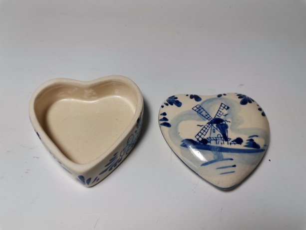 Шкатулка винтажная с амулетом Delft / K&S, фарфор, 8 х 8 см, амулет с цепочкой, Нидерланды, 1970 год.