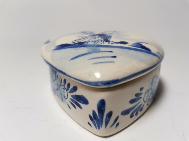 Шкатулка винтажная с амулетом Delft / K&S, фарфор, 8 х 8 см, амулет с цепочкой, Нидерланды, 1970 год.